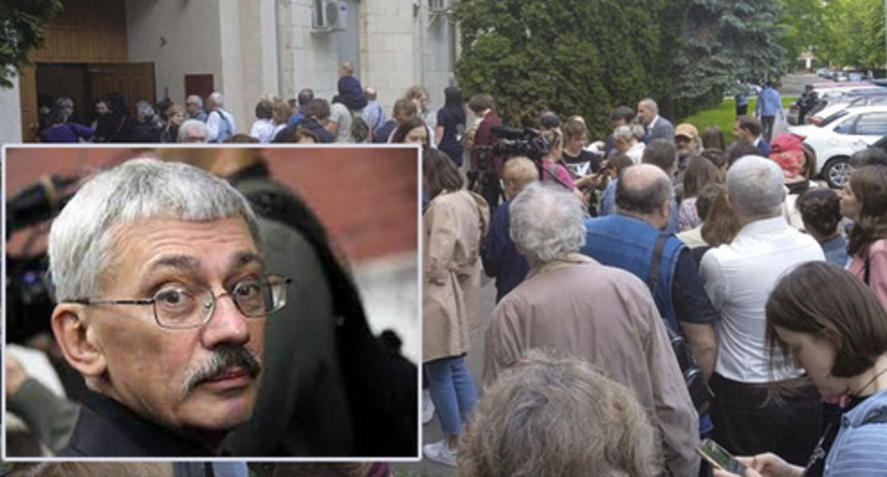 Oleg Orlov (on the left) and the support group near the Golovinsky Court of Moscow.  Moscow, June 8, 2023. Collage by the "Caucasian Knot." Photo by Naim Suleimanov 