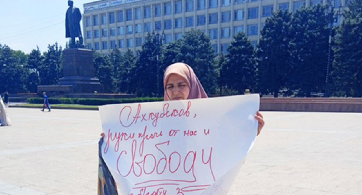 A female resident of Dagestan has held a solo picket, demanding the release of her brother. Photo: https://t.me/chernovik/53767