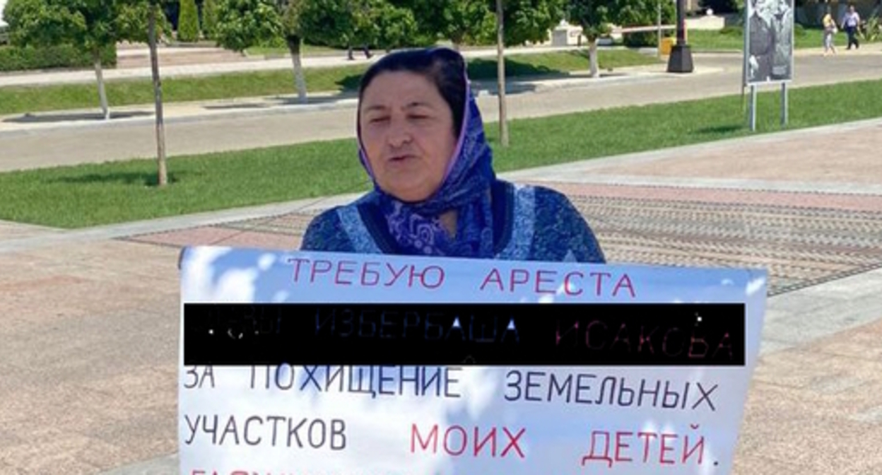 A resident of Izberbash at a picket, photo: https://t.me/chernovik/55685