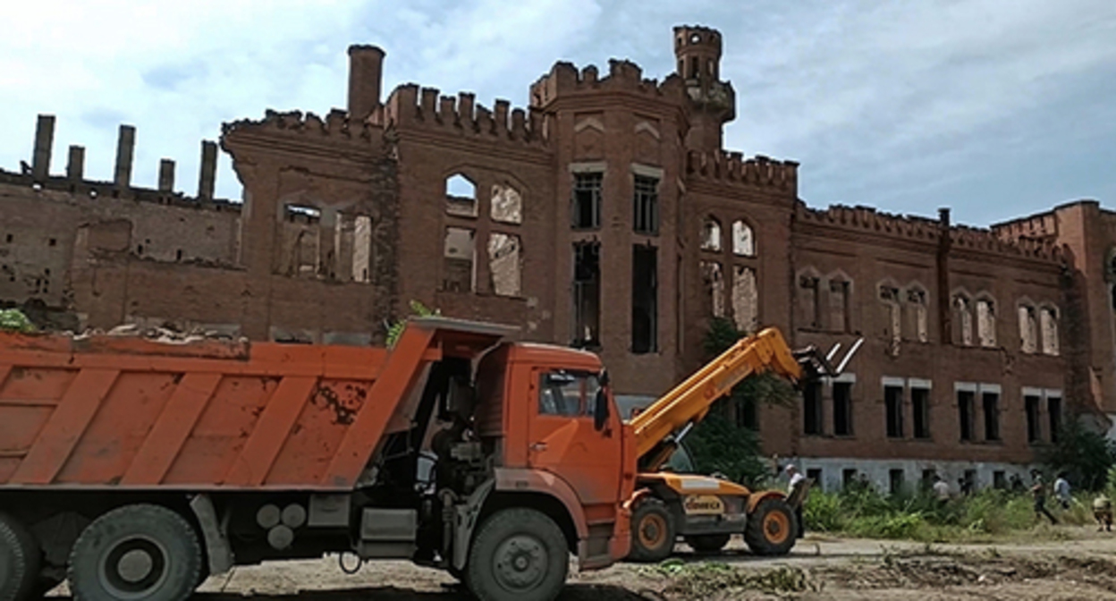 Subbotnik (volunteer unpaid work on Saturday) in the so-called "English Castle" in Chechnya. Photo by the "Chechnya Today" news agency https://chechnyatoday.com/news/365829