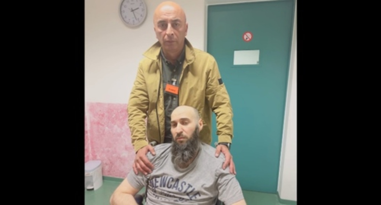 Lachin Mamishov paid a visit to Ali Bataev in a deportation centre. Screenshot of the video by the Marka Film Production https://www.youtube.com/watch?v=Z-xK8K6sCEc