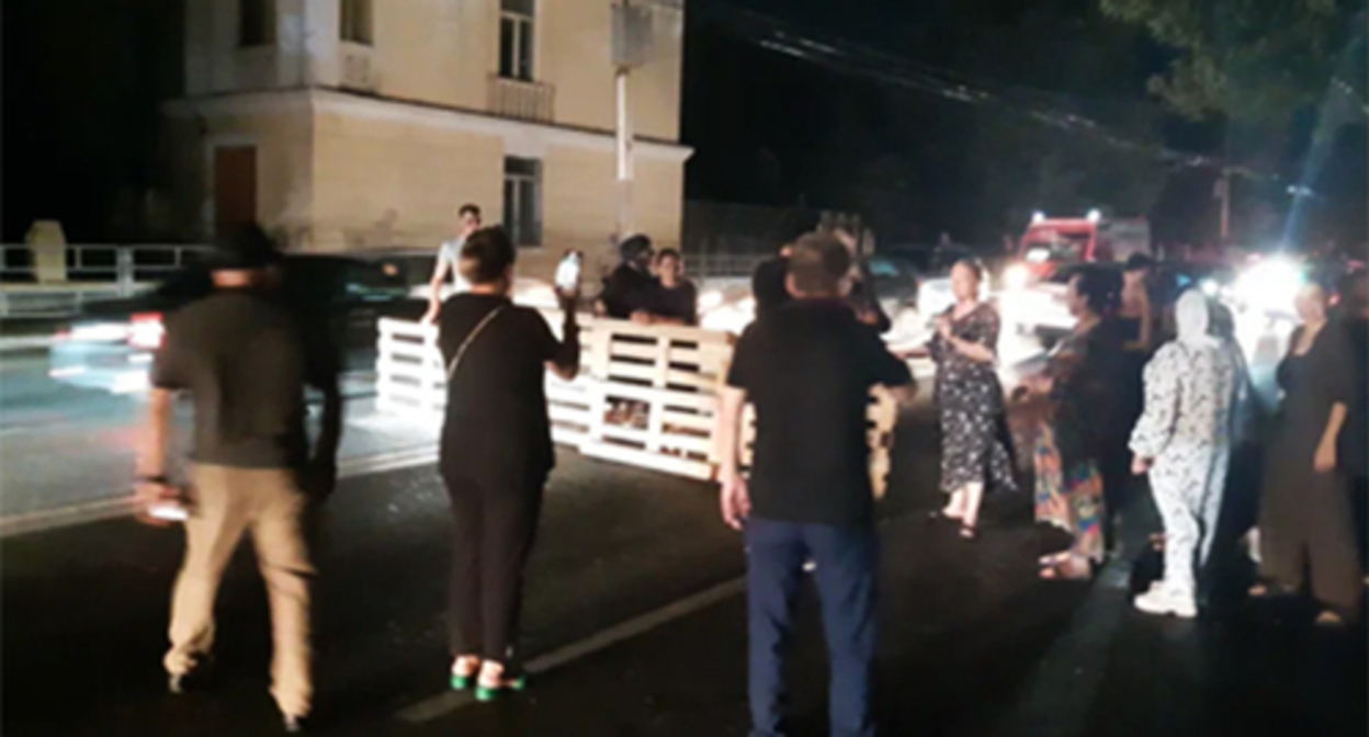 Residents of Makhachkala blocked traffic along Magomed Gadjiev Street as a sign of protest. Photo by Oleg Ionov for the "Caucasian Knot"