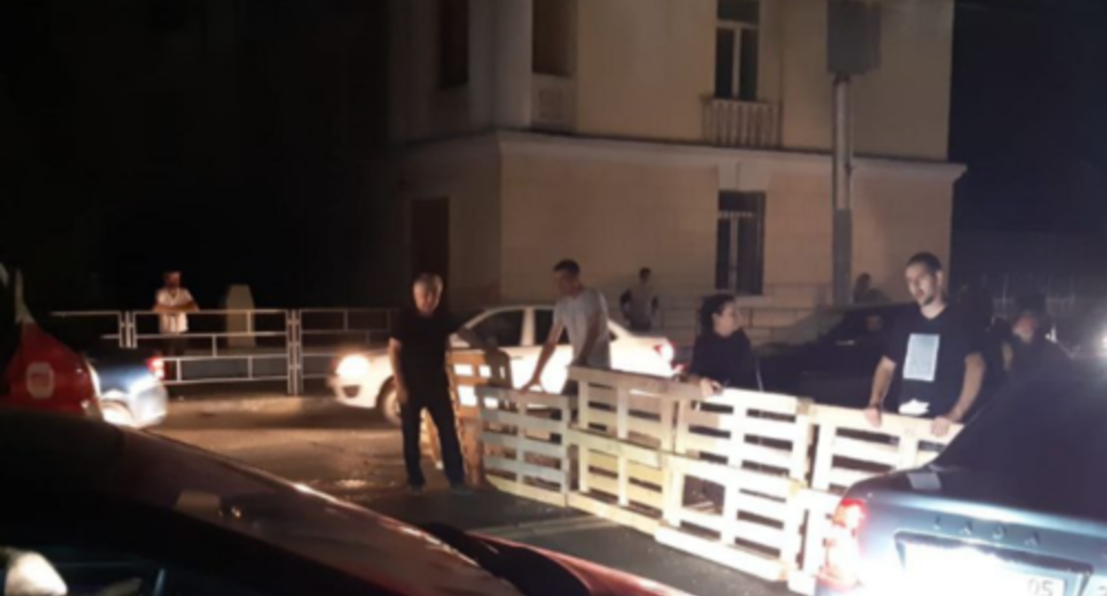 A protest action in the Magomed Gadjiev Street. Screenshot of the photo posted on the Telegram channel of the "Chernovik" (Draft) outlet on August 9, 2023 https://t.me/chernovik/57306