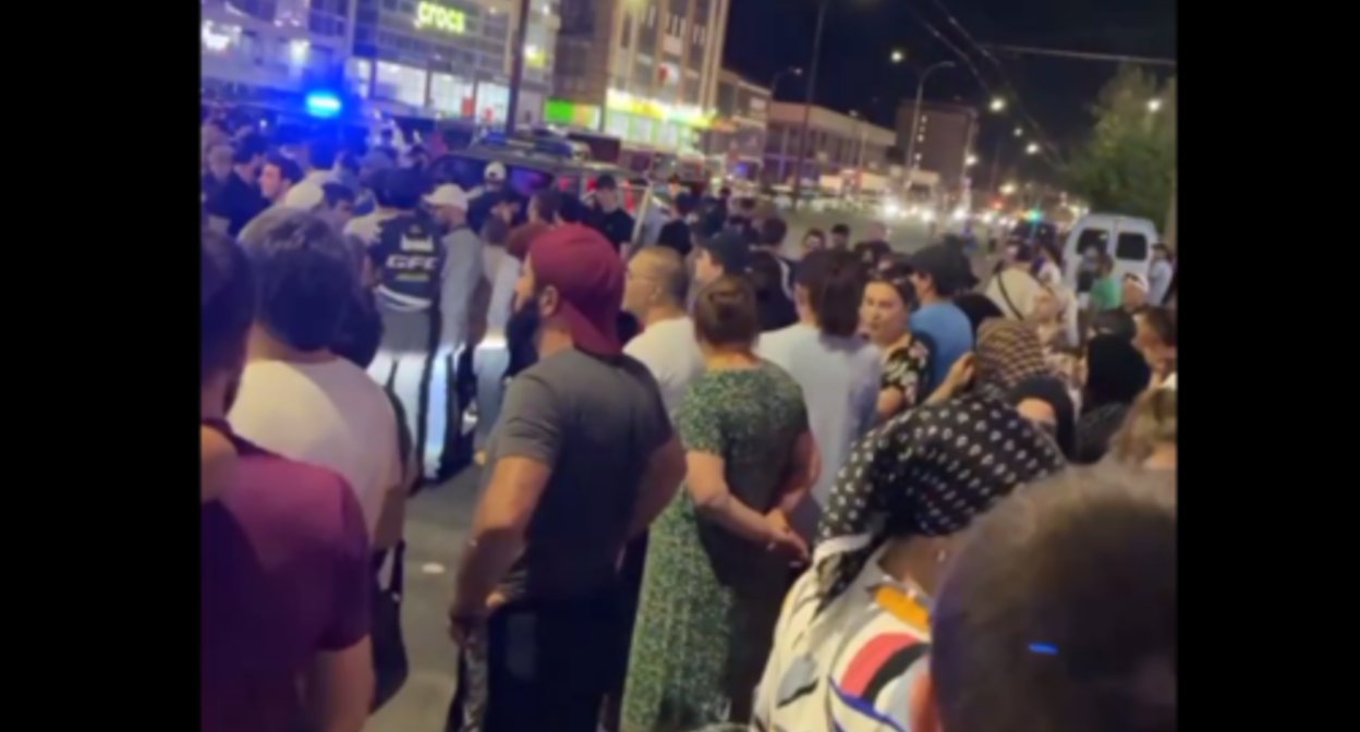 A protest action on Akushinsky Avenue in Makhachkala. Screenshot of the video posted on the Telegram channel of the "Chernovik" (Draft) outlet on August 17, 2023 https://t.me/chernovik/58044?single