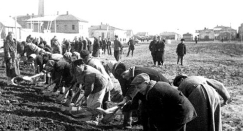 Repressed people doing hard physical work. 1943-1944. Photo http://www.riakchr.ru/ko-dnyu-deportatsii-karachaevskogo-naroda-shkolnikov-urupskogo-rajona-poznakomili-s-istoriej-repressirovannykh-narodov/