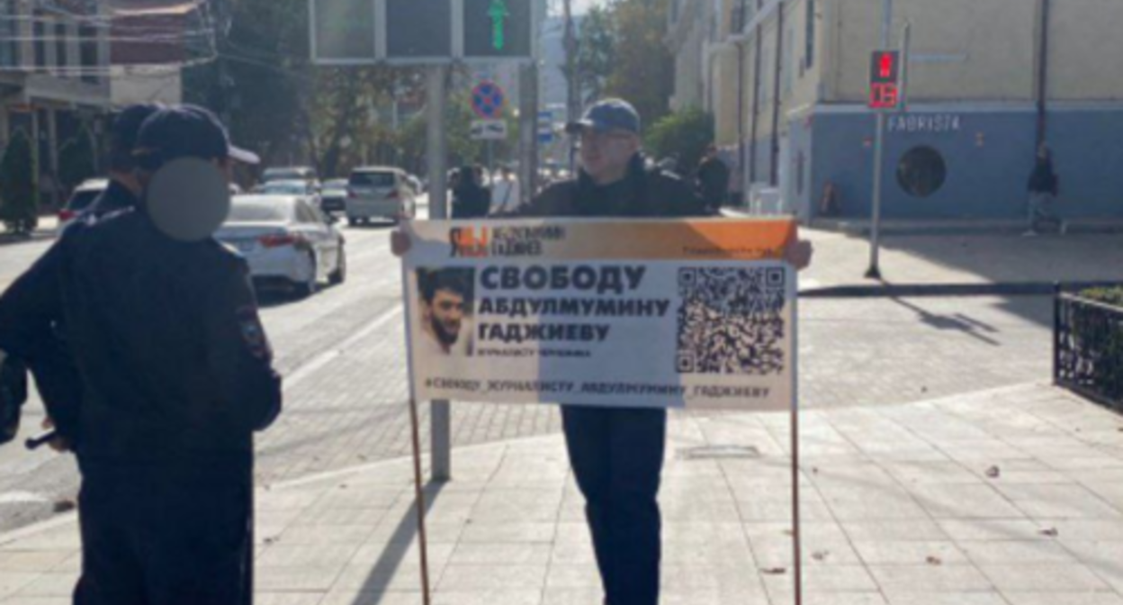 Magomed Magomedov at a picket held in support of Abdulmumin Gadjiev. Screenshot of the photo posted on the Telegram channel of the "Chernovik" outlet on OCtober 9, 2023 https://t.me/chernovik/61401