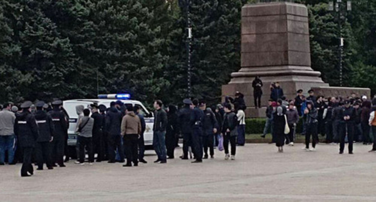 Law enforcers at the scene of a rally in support of Palestine.  Makhachkala, October 17, 2023. Photo: https://t.me/utro_dagestan/14176