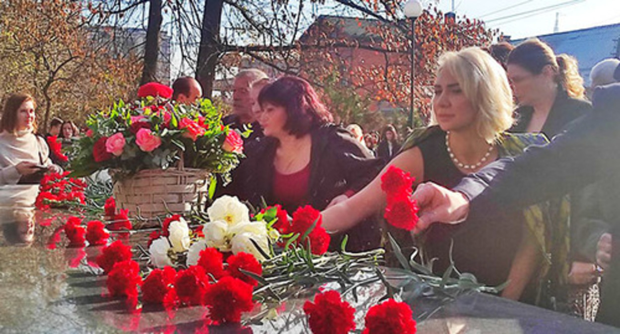 Laying flowers at the monument to the victims of political repressions in Vladikavkaz. October 30, 2023. Photo by the "Caucasian Knot" correspondent