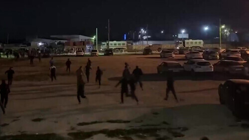 Mass unrest in Makhachkala. Screenshot of the video by  Tengrinews.kz