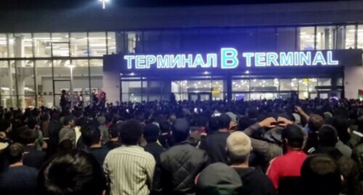 Makhachkala Airport. Photo: https://report.az/ru/v-regione/minzdrav-dagestana-v-rezultate-besporyadkov-v-aeroportu-mahachkaly-est-ranenye/