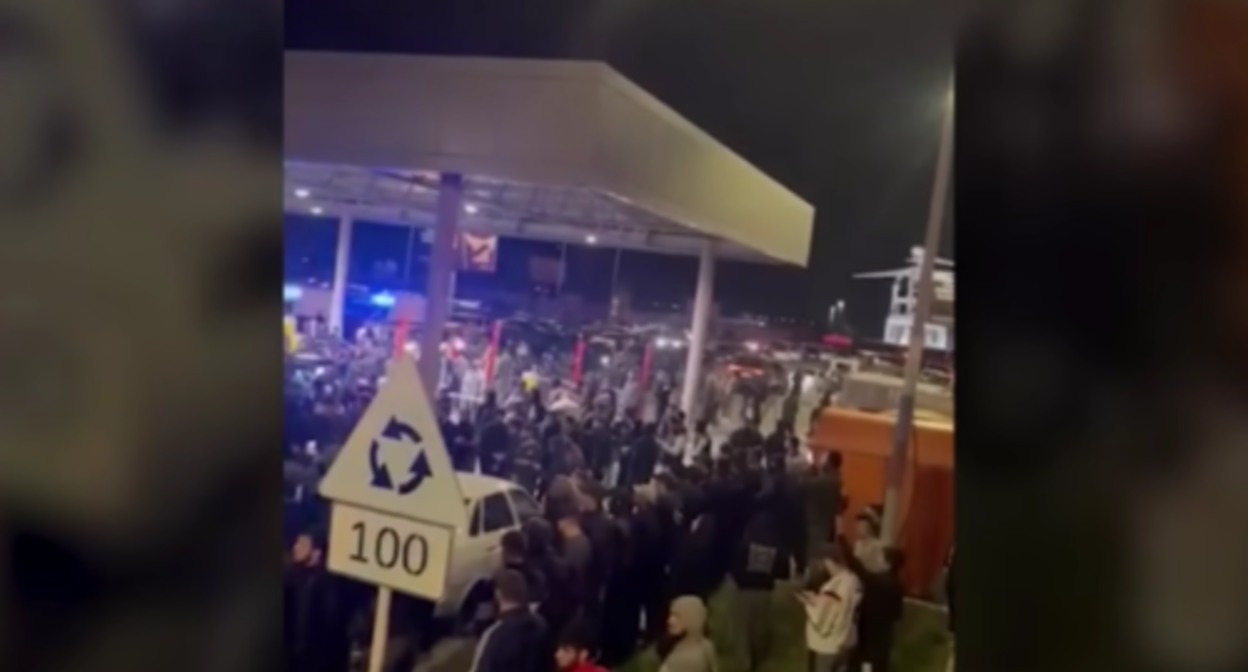 The riots at the Makhachkala airport. Screenshot of the video by the "Caucasian Knot" https://www.youtube.com/watch?v=i-fynoC2XXo&amp;t=17s