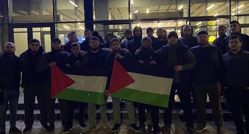 Residents of Dagestan holding the flags of Palestine near the airport in Makhachkala, screenshot of the video https://vk.com/wall-123538639_3900165?ysclid=los24evydo99880292