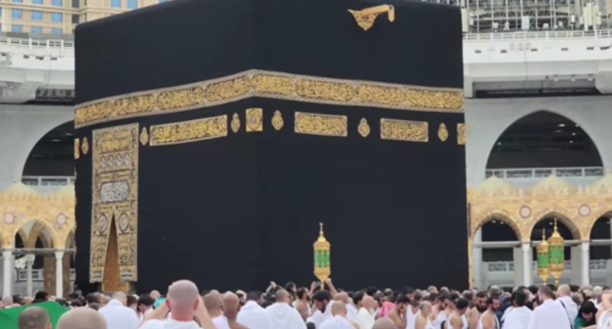 Muslims in Masjid al-Haram, also known as the Great Mosque of Mecca, in Mecca. Screenshot of the video from the Andolu news agency YouTube channel https://www.youtube.com/watch?v=Qi-0zBY9ZwE