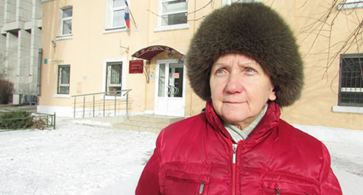 Natalia Dorozhnova near the court. Photo by Vyacheslav Yaschenko for the "Caucasian Knot"