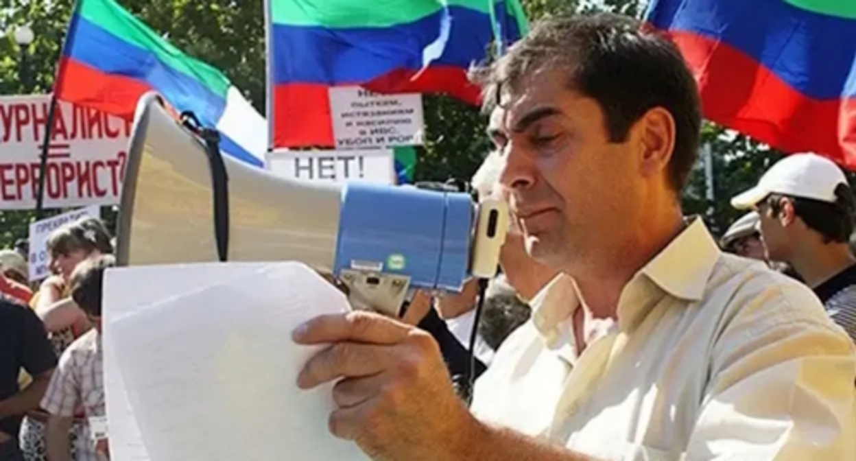 Khadjimurad Kamalov at a rally against arbitrariness of law enforcers. Makhachkala, 2008. Photo: http://www.chernovik.net