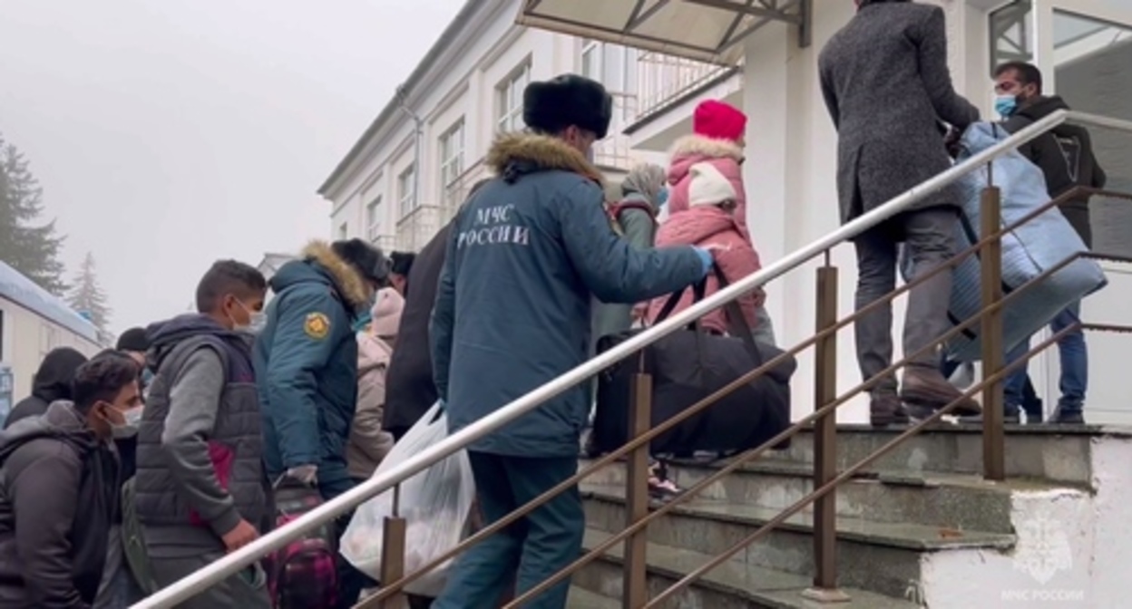 The emergency workers accompany migrants from Palestine. Screenshot of the video by the chief Department for Kabardino-Balkaria of the Russian Ministry for Emergencies https://t.me/mchskbr