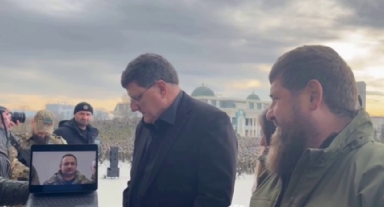 Scott Ritter and Ramzan Kadyrov watching a video appeal of an Ukrainian prisoner of war. Screenshot of the video posted by the RIA Novosti on January 5, 2024 https://t.me/rian_ru/226938