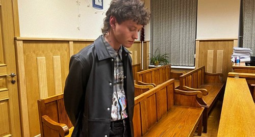 Eduard Sharlot in the courtroom. Screenshot of the video SPbGS / Telegram