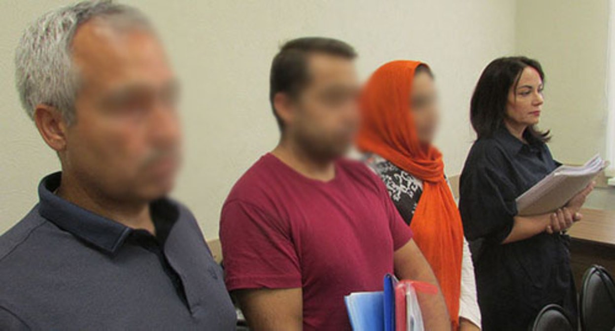 Abdul Shukur, the Sh(...) couple, and Yulia Aksyonova, an advocate (from left to right), in the courtroom. Volgograd, June 29, 2023. Photo by Vyacheslav Yaschenko for the "Caucasian Knot"