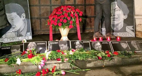 Laying flowers at the site of the murder of Stanislav Markelov, an advocate, and Anastasia Baburova, a journalist of the newspaper “Novaya Gazeta”. Moscow, January 19, 2015. Photo by Yuliya Buslavskaya for the "Caucasian Knot"