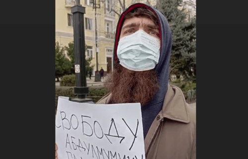 A man unfolded a poster next to  Idris Yusupov* (included into the register of foreign agents), who was holding a solo picket, so the journalist had to stop his protest action. Screenshot of a video posted on the Telegram channel of the newspaper “Chernovik” (Rough Draft) on January 29, 2024 https://t.me/chernovik/67013