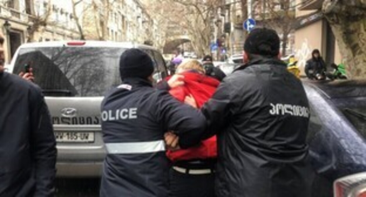 The police detains people at a protest action against the family's eviction in Tbilisi. January 23, 2024. Photo: Paper Kartuli, https://t.me/paperkartuli/9649