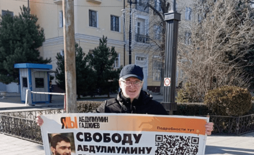 Magomed Magomedov at a picket in Gadjiev's support. Screenshot of the photo posted on the Telegram channel of the "Chernovik" outlet on February 12, 2024 https://t.me/chernovik/67599