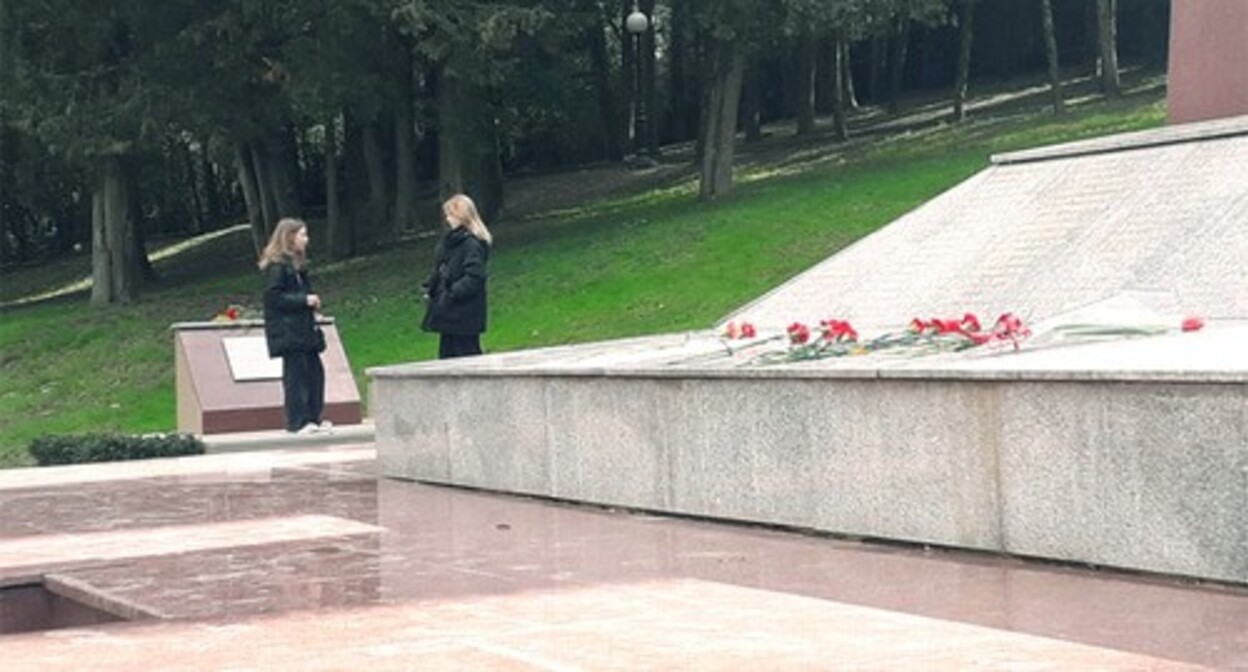 Flowers at the memorial complex laid by the Sochi townspeople on February 23. Photo by Kristina Romanova for the "Caucasian Knot"