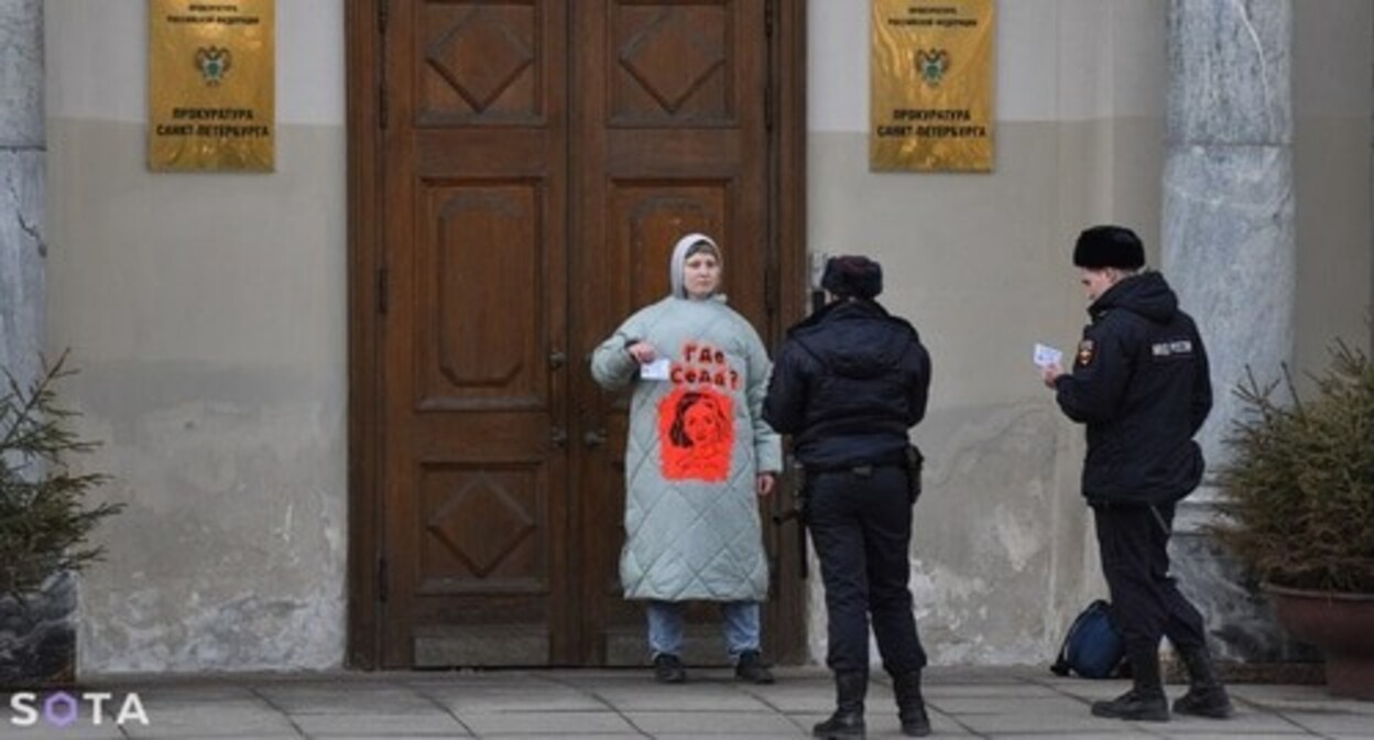 Lena Patyaeva at a solo picket held at the Saint Petersburg Prosecutor's Office. March 8, 2024. Photo: Sota https://t.me/sotaproject/76347