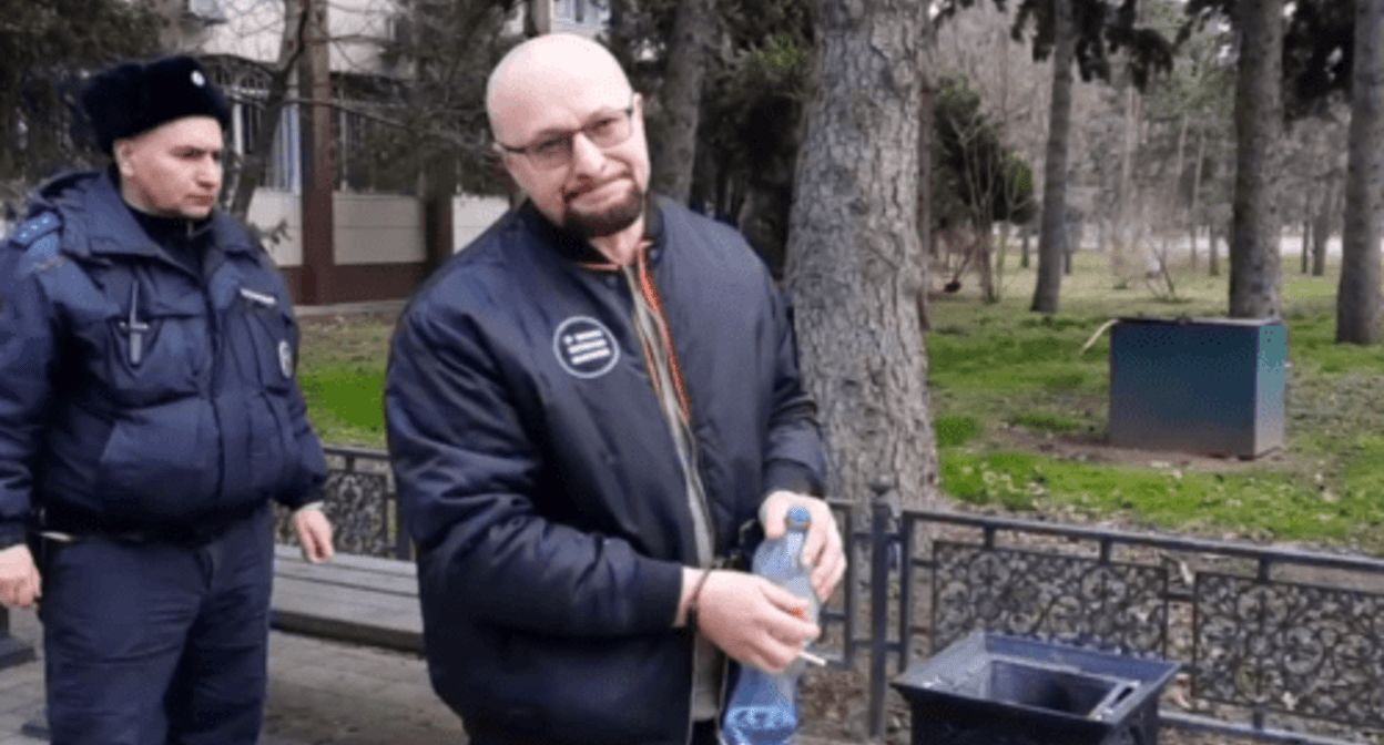 Ruslan Khubaev near the court. Screenshot of the video published by the RusNews on March 17, 2024 https://t.me/rusnews/50714