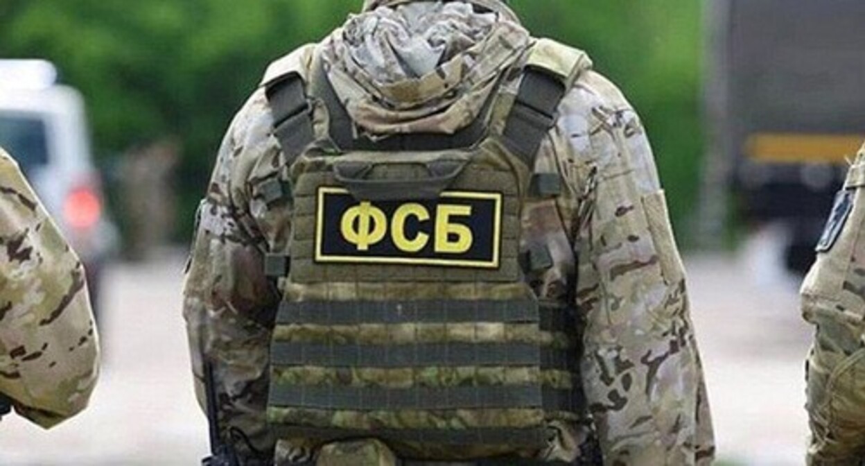 The FSB officers. Photo:  report.az https://report.az/ru/v-regione/fsb-rossii-soobshila-o-zaderzhanii-yaponskogo-konsula/