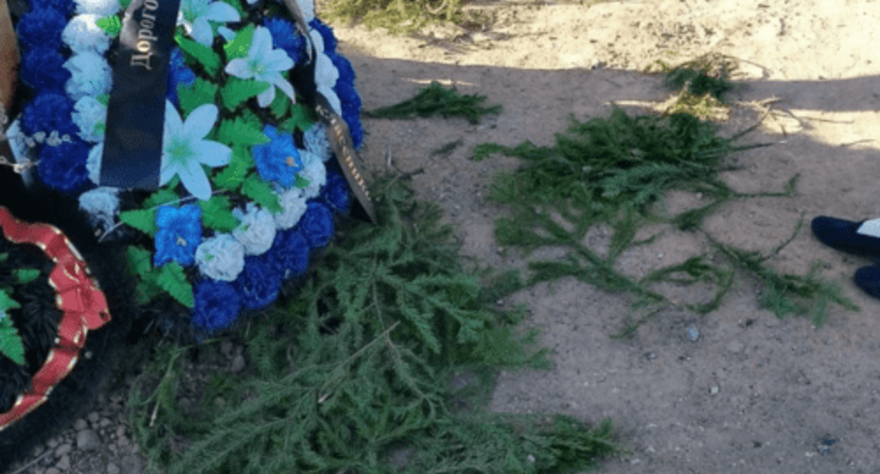 A trampled wreath at the cemetery in Volgograd. Screenshot of the photo posted by the V1 on May 1, 2024 https://v1.ru/text/criminal/2024/05/01/73527350/