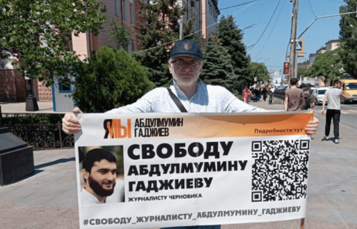 Magomed Magomedov at a picket in support of Abdulmumin Gadjiev. Screenshot of the photo posted on the Telegram channel of the "Chernovik" (Rough Draft) outlet on June 3, 2024 https://t.me/chernovik/72309