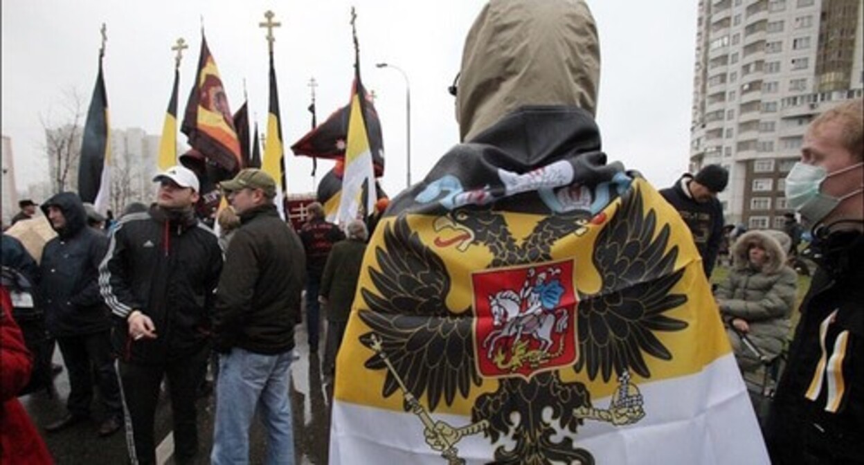 Participants in a nationalist march, photo: AndreyFdrv. https://ru.wikipedia.org/wiki/%D0%A0%D1%83%D1%81%D1%81%D0%BA%D0%B8%D0%B9_%D0%BD%D0%B0%D1%86%D0%B8%D0%BE%D0%BD%D0%B0%D0%BB%D0%B8%D0%B7%D0%BC