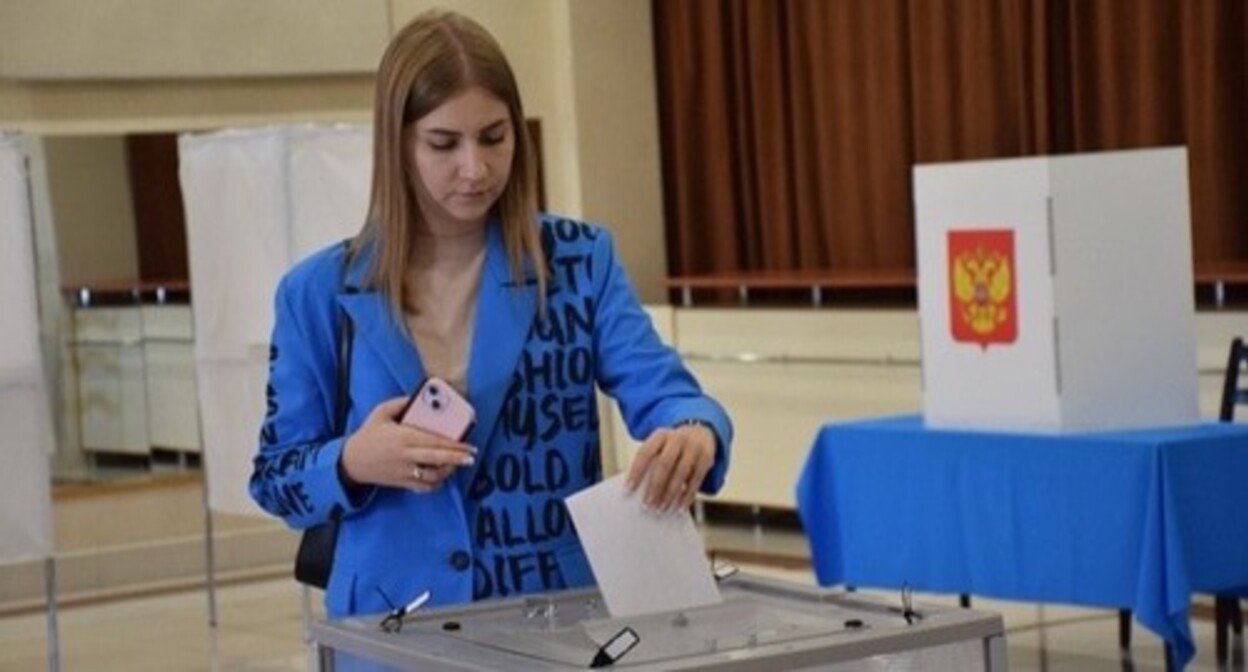 Voting at a polling station. Photo: press service of the regional election commission in Krasnodar Territory https://t.me/izbirkomkuban/2314