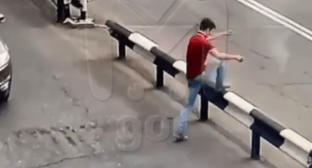 The man who attacked law enforcers in Ingushetia crosses the road. Screenshot of a video posted by Mash Gor on September 3, 2024, https://t.me/mash_gor/6186