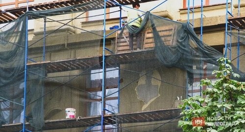 A bas-relief with a portrait of Stalin on the facade of the Volgograd Medical University. Photo: novostivolgograda.ru https://novostivolgograda.ru/news/2024-09-12/destalinizatsiya-naoborot-stalina-vernuli-v-tsentr-volgograda-5191891