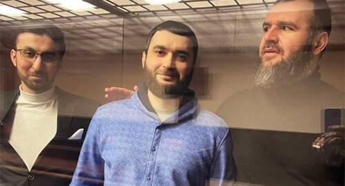 Kemal Tambiev, Abdulmumin Gadjiev, Abubakar Rizvanov (in a courtroom). Photo: the "Chernovik" (Draft) outlet https://chernovik.net/news/k-chemu-prizyval-abdulmumin