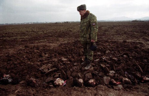 Mass grave of the Chechens near the village of Komsomolskoye. 2000. Photo: Natalia Medvedeva https://ru.wikipedia.org/
