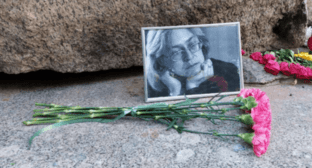 Anna Politkovskaya's portrait and flowers laid at the Solovetsky Stone. Screenshot of the photo posted on the Telegram channel of Boris Vishnevsky* (included into the register of foreign agents) on October 7, 2024 https://t.me/visboris/12045