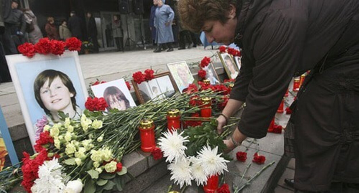 Flowers and photos at the Dubrovka Theatrical Centre, where terrorists took hostages. Moscow, October 26, 2007. Photo: REUTERS/Grigory Tambulov (RUSSIA)