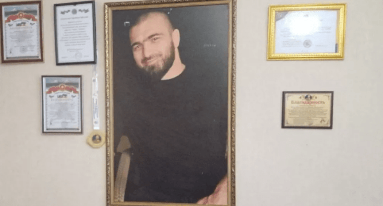 Kurban Dalgatov's photo at his parents' house. Photo: "Chernovik" https://chernovik.net/news/zakryl-kurtkoy-obzor-videokamery-i-telo-kurbana-potaschili-vniz