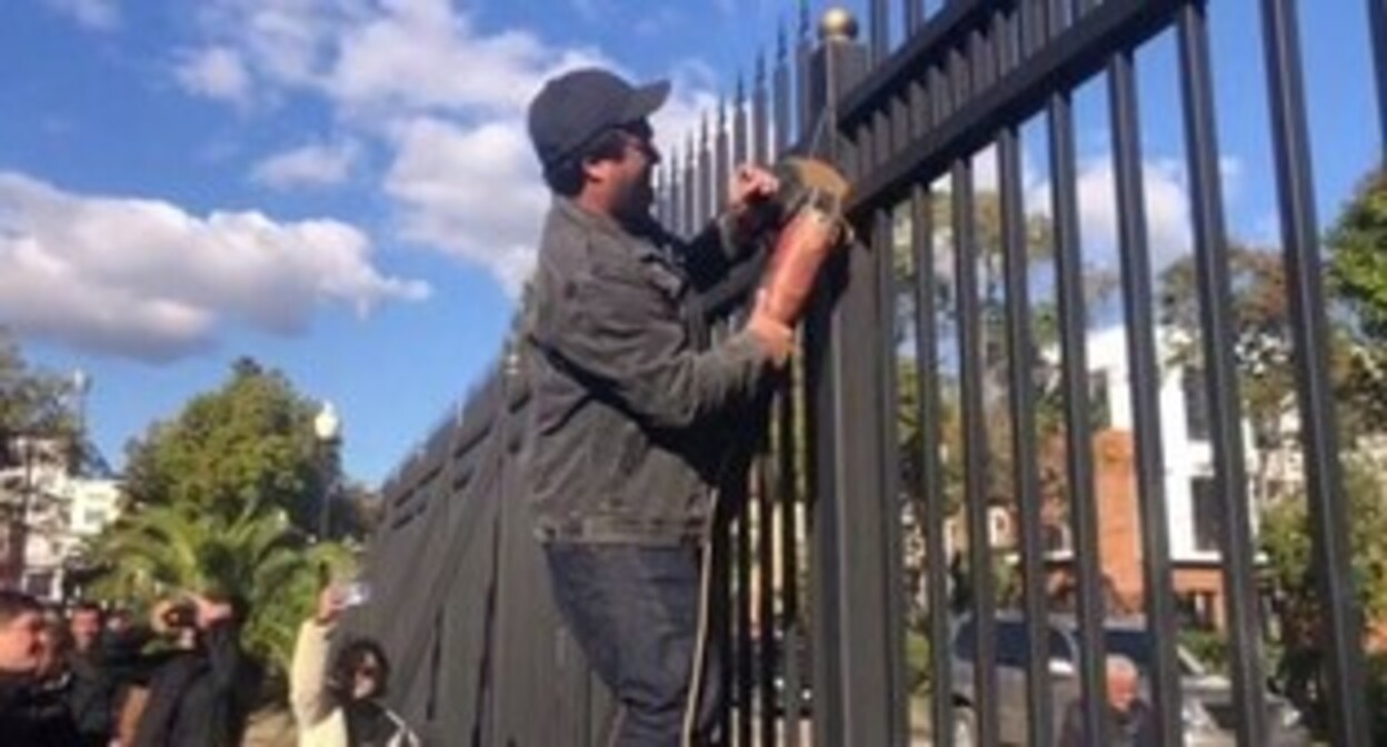 Dismantling the fence around the government building complex. Sukhumi, November 17, 2024. Screenshot of a video posted on the Telegram channel "D News Abkhazia" https://t.me/DNAbkhazia/8756