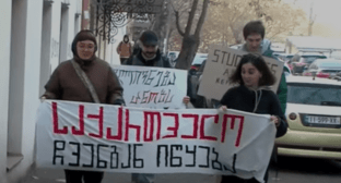 Students of the Academy of Arts with a poster saying, "Georgia begins with us." Screenshot of a video posted by the “Pirveli” TV Company on January 8, 2025 https://tvpirveli.ge/ka/siaxleebi/sazogadoeba/91147-saqartvelo-itskeba-chvengan-universitetebshi-protestma-ipetqa