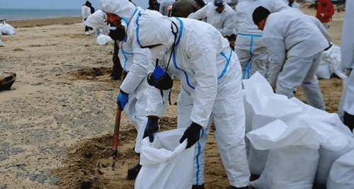 Volunteers liquidate the fuel oil (mazut) spill on a beach. Screenshot of a photo posted on the Telegram channel of the operational headquarters of the Krasnodar region on January 9, 2025 https://t.me/opershtab23/10176