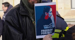 An activist holds a poster with the photo of Mziya Amaglobeli. Tbilisi, January 20, 2025. Photo: Publika https://t.me/Tbilisi_life