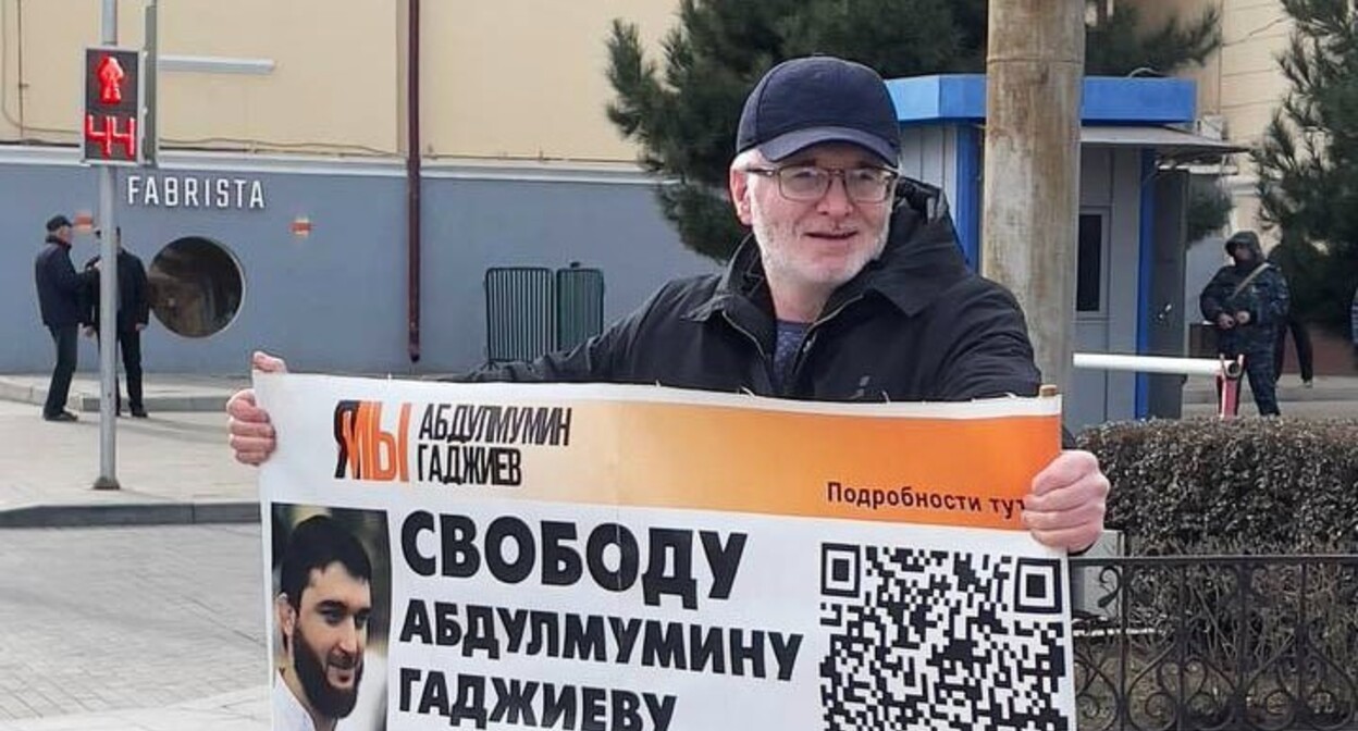 Magomed Magomedov at a solo picket. Photo: Telegram channel "Chernovik" Magomed Magomedov at a solo picket. Photo: Telegram channel "Chernovik"
