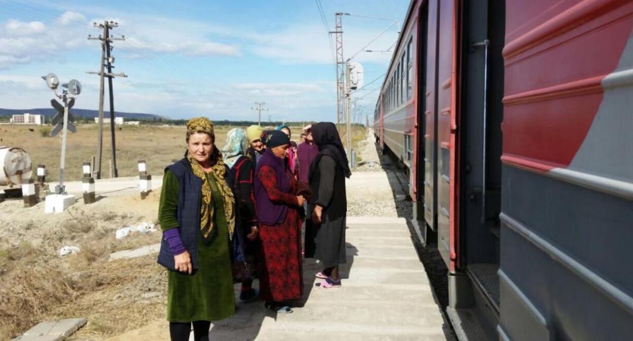 Women stand near a commuter train. Photo: https://kmr05.ru/sites/default/files/styles/1000x600/public/img_0146.jpg?itok=DEwPsUqt Women stand near a commuter train. Photo: https://kmr05.ru/sites/default/files/styles/1000x600/public/img_0146.jpg?itok=DEwPsUqt