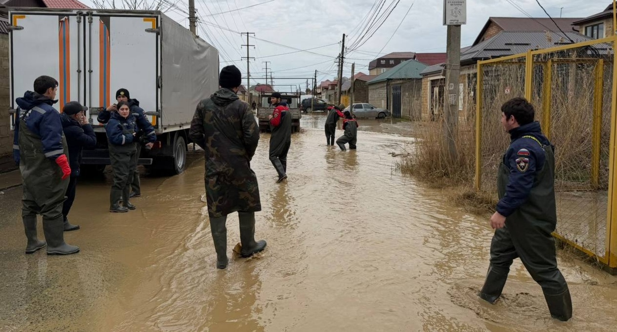 People being evacuated from 3rd Palmirnaya Street. Makhachkala, Palmira microdistrict, April 5, 2026. Photo from the Makhachkala administration's Telegram channel https://t.me/makhachkalaofficial/21651 People being evacuated from 3rd Palmirnaya Street. Makhachkala, Palmira microdistrict, April 5, 2026. Photo from the Makhachkala administration's Telegram channel https://t.me/makhachkalaofficial/21651
