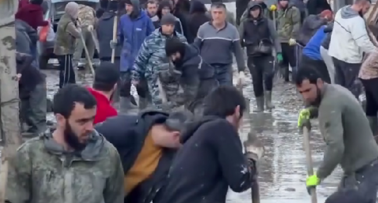 Volunteers in Mamedkale. Top frame from the Dagizvestiya video: https://www.instagram.com/p/DWzlRcPjFK4/ (Meta, the company that owns the social network, is banned in Russia). Volunteers in Mamedkale. Top frame from the Dagizvestiya video: https://www.instagram.com/p/DWzlRcPjFK4/ (Meta, the company that owns the social network, is banned in Russia).